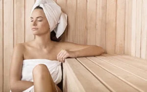 kvinde i IR-sauna