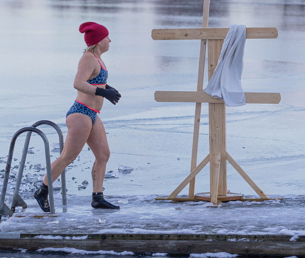 kvinna kommer upp ur kallbad