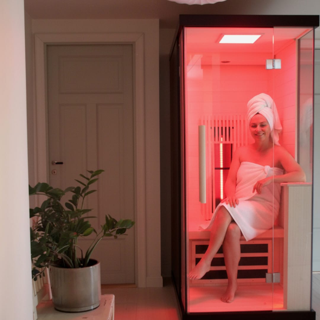 Kvinna sitter i Ir-bastu